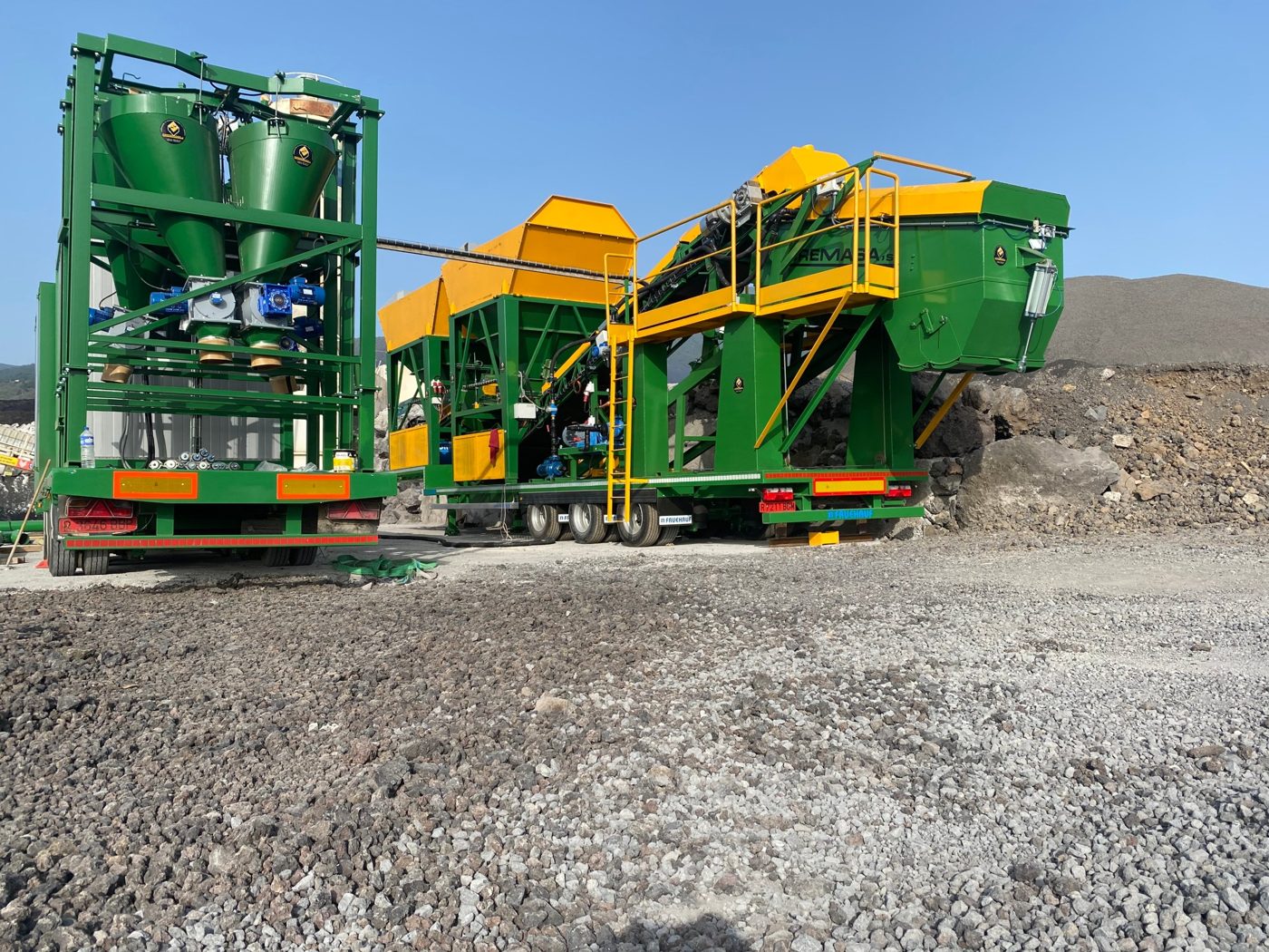 Fabremasa mobile plant on two platforms, with the silo and the hoppers, on La Palma